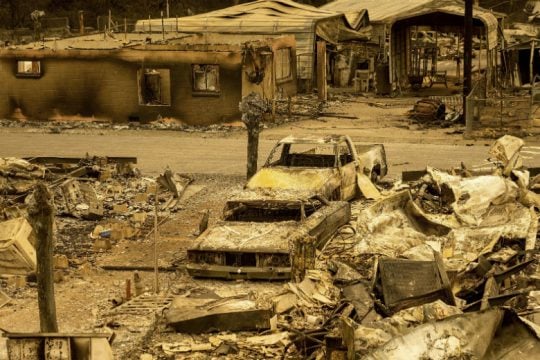Μαίνεται η πυρκαγιά Ντίξι στην Καλιφόρνια, νέες εκκενώσεις πόλεων