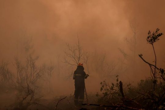Αρκαδία: Στις φλόγες χωριά στη Γορτυνία, ολονύχτια μάχη