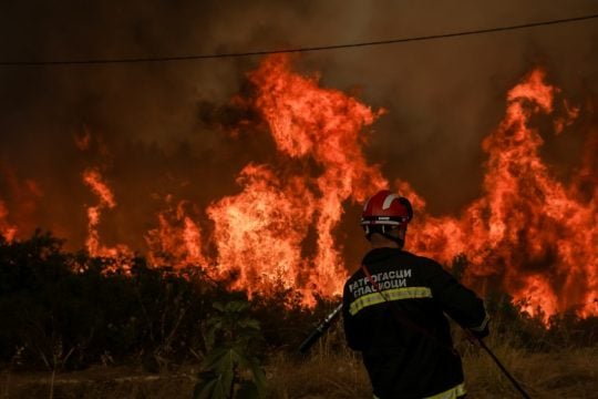 Δραματική μάχη στην Εύβοια να μην προχωρήσει η φωτιά