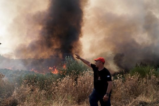 Δύσκολη νύχτα στη Μεσσηνία, εκκενώθηκαν έξι οικισμοί