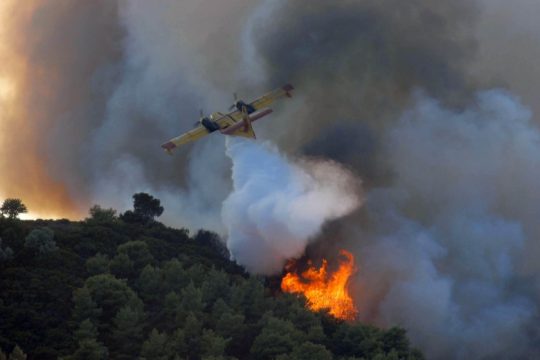 Συνεχείς οι εκκλήσεις δημάρχων για εναέρια μέσα