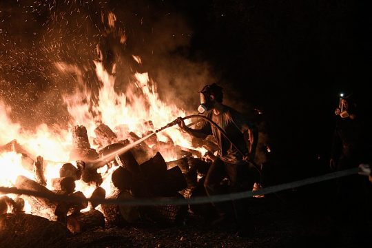 Στο έλεος της πύρινης λαίλαπας η χώρα