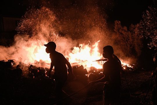 Άλλη μια νύχτα τρόμου στα πύρινα μέτωπα