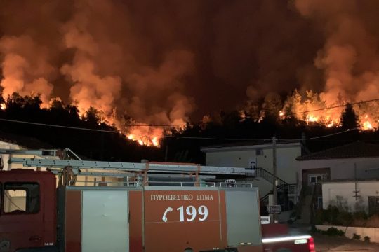 Σε πύρινο κλοιό Εύβοια και Πελοπόννησος – αναζωπυρώσεις στην Αττική