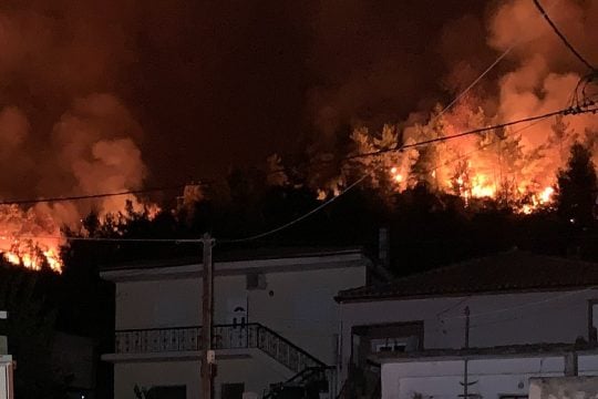 Φλέγεται για ακόμα ένα βράδυ η Εύβοια – μέτωπα και σε άλλες περιοχές