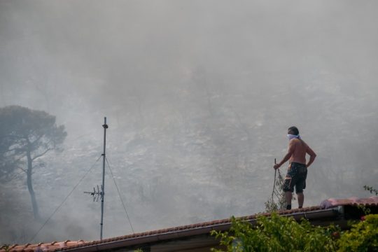 Μάχη με τον χρόνο για τις μεγάλες φωτιές σε Βίλια και Κερατέα