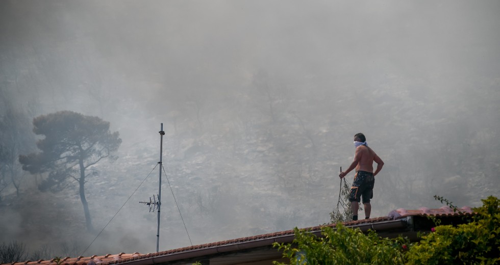 Μάχη με τον χρόνο για τις μεγάλες φωτιές σε Βίλια και Κερατέα
