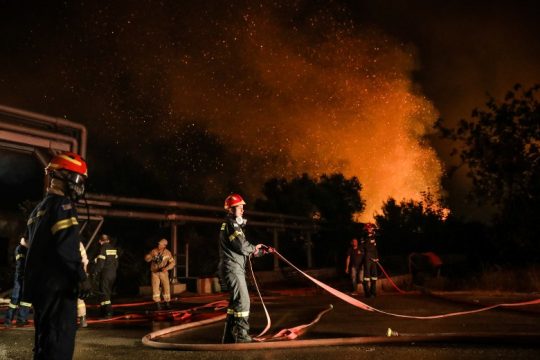 Εφιαλτική νύχτα στα πύρινα μέτωπα