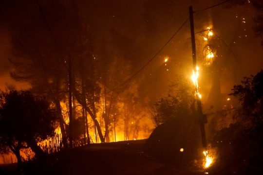 Ολονύχτια μάχη με ανεξέλεγκτες πυρκαγιές σε Εύβοια και Πελοπόννησο