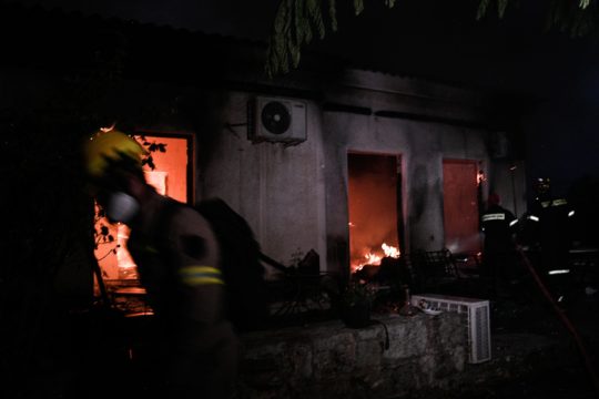 Επίθεση σε συνεργείο του Open – Ερωτήματα για τη στάση της ΕΛ.ΑΣ. [βίντεο]