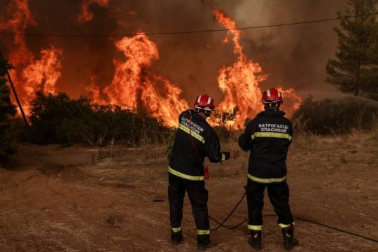 Ολονύχτια μάχη με τις φλόγες σε Γορτυνία και Βόρεια Εύβοια
