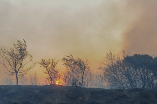 Ολονύχτια μάχη με την πύρινη λαίλαπα στη Ρόδο