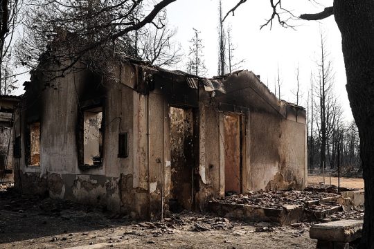 Ακατάλληλα πάνω από 600 σπίτια μετά τις φωτιές