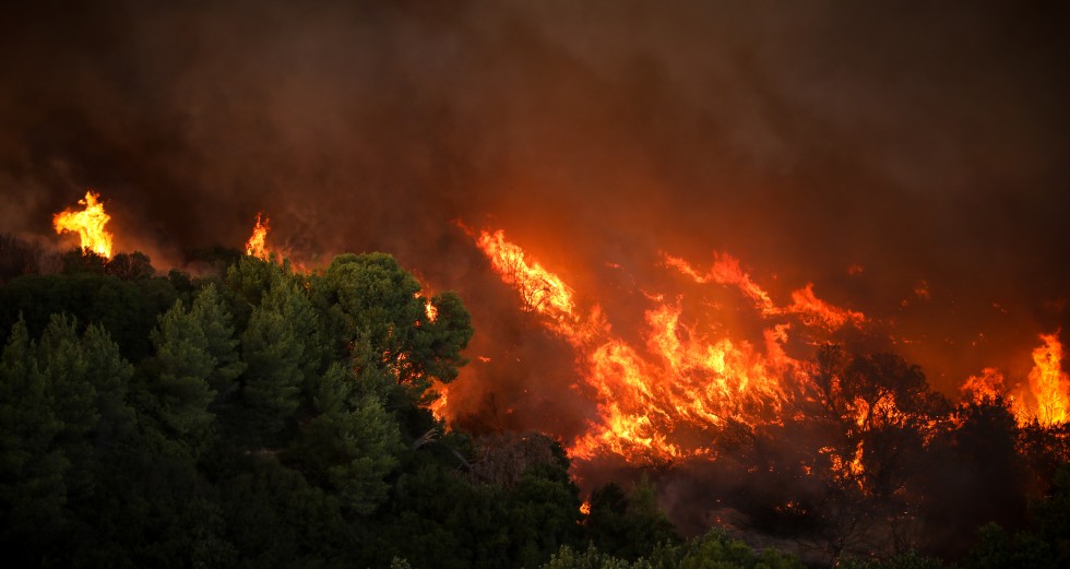 Σε πύρινο κλοιό η χώρα, τεράστια καταστροφή