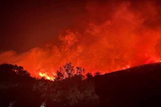 Άλλη μία δύσκολη νύχτα με πύρινα μέτωπα στην Αττική