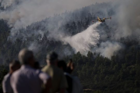 Μαίνεται η φωτιά στα Βίλια