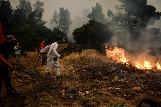 Στο έλεος των αναζωπυρώσεων τα Βίλια – Εκκενώθηκαν οικισμοί