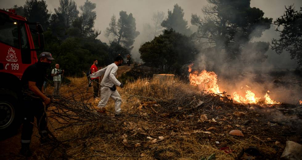 Στο έλεος των αναζωπυρώσεων τα Βίλια – Εκκενώθηκαν οικισμοί
