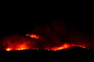 Συναγερμός στην Αν. Μάνη, εκκενώσεις στη Φθιώτιδα