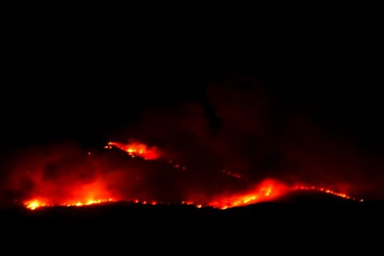 Συναγερμός στην Αν. Μάνη, εκκενώσεις στη Φθιώτιδα