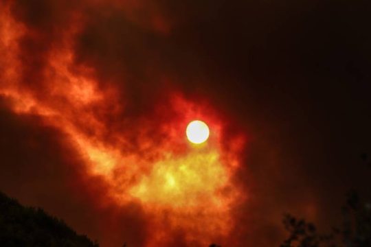 Ο πύρινος εφιάλτης επέστρεψε στην Αττική – Νύχτα τρόμου σε Εύβοια, Ηλεία και Μεσσηνία