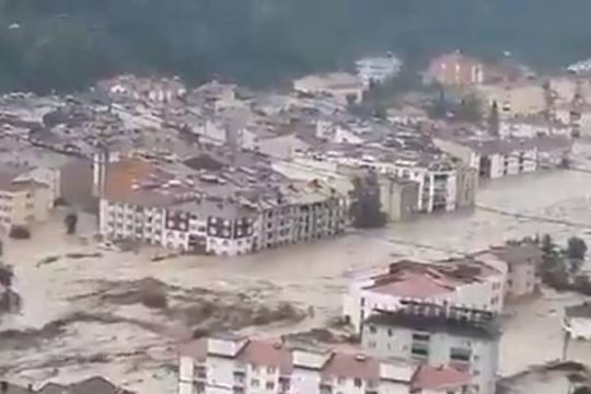Toυλάχιστον τέσσερις νεκροί από τις πλημμύρες στη βόρεια Τουρκία