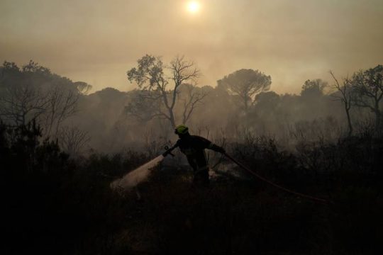 Ανεξέλεγκτη η φωτιά και στην Κυανή Ακτή στη Γαλλία