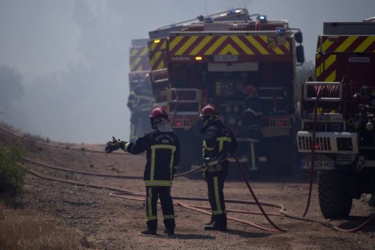 Παραμένει εκτός ελέγχου η φωτιά στην Κυανή Ακτή
