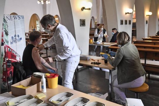 Προς χορήγηση τρίτης δόσης σε ευπαθείς ομάδες προσανατολίζεται το Βερολίνο
