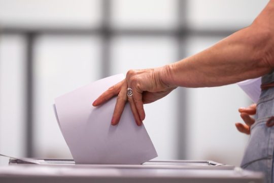Σε απόσταση αναπνοής οι Σοσιαλδημοκράτες από τη Χριστιανική Ένωση στη Γερμανία
