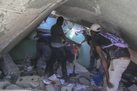 Αϊτή: Μάχη για την εύρεση επιζώντων στα συντρίμμια