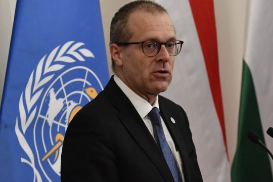 Τρίτη δόση με προσοχή συνιστά τώρα ο ΠΟΥ