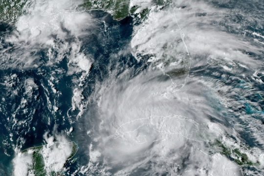 Επικίνδυνα ενισχυμένος θα φτάσει ο τυφώνας Άιντα στη Λουιζιάνα