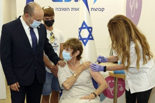 Ισραήλ: Νέα μέτρα ενόψει, καθώς «φουντώνουν» κρούσματα και διασωληνώσεις