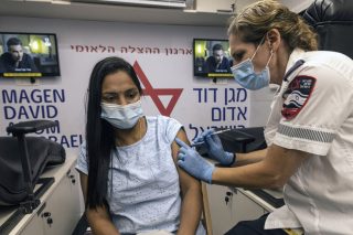 Θετικά δείγματα για την τρίτη δόση ενάντια στη Δέλτα