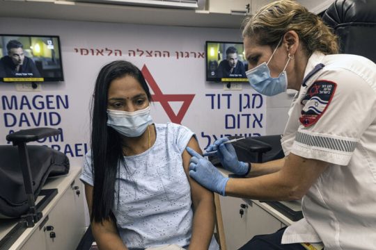 Θετικά δείγματα για την τρίτη δόση ενάντια στη Δέλτα