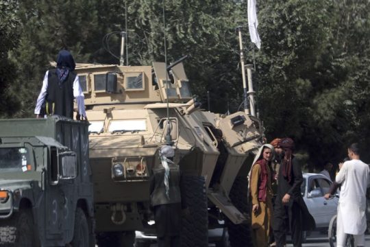 Πανδαιμόνιο στο αεροδρόμιο της Καμπούλ
