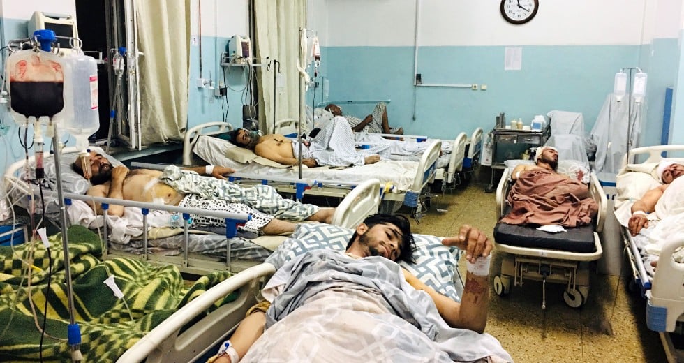 Πάνω από 100 οι νεκροί στην Καμπούλ, παραμένει η απειλή νέων επιθέσεων
