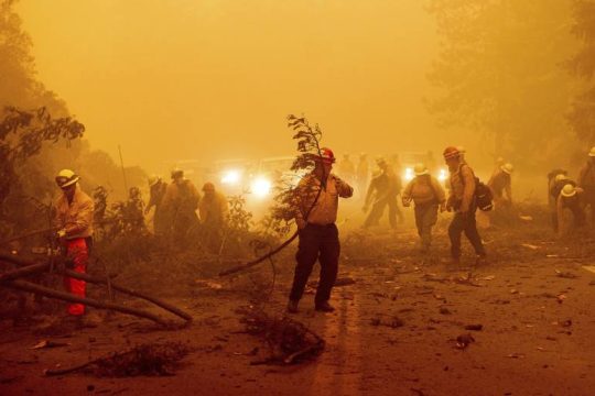 Αγνοούμενοι και τραυματίες από την μεγαλύτερη φωτιά στην ιστορία της Καλιφόρνια