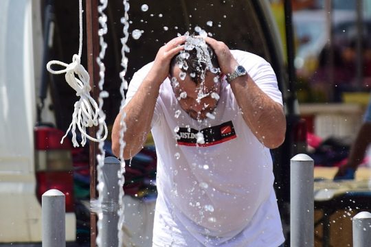Κορυφώνεται ο καύσωνας, αγωνία για πυρκαγιές και διακοπές ρεύματος