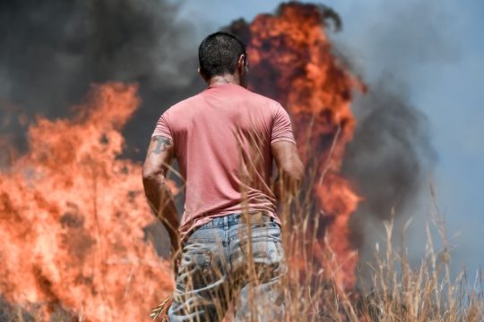 Και έγραφε με μαύρο τοξικό μαρκαδόρο τα δικά του συνθήματα