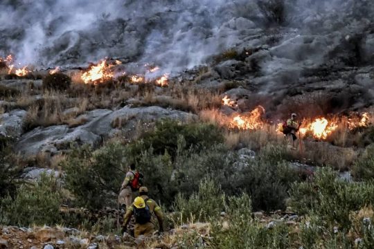 Ολονύχτια μάχη με τις φλόγες σε Κόρινθο και Εύβοια