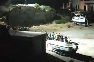 Λογοκρισία-σοκ από το Λιμενικό για τη μεταφορά Κούρδων προσφύγων