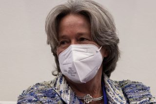 «Ακόμα κι αν είστε εμβολιασμένοι, συμπεριφερθείτε σαν να μην είστε»