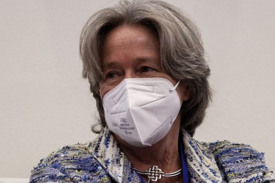 «Ακόμα κι αν είστε εμβολιασμένοι, συμπεριφερθείτε σαν να μην είστε»
