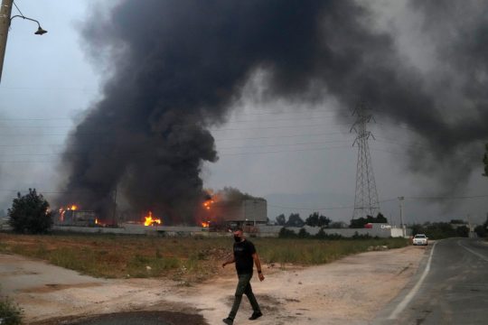 «Μαύρισε» ο ουρανός στις Αφίδνες-Πυρκαγιά σε μάντρα αυτοκινήτων