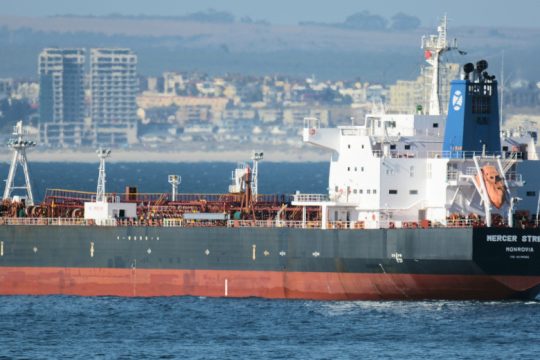 Το ΝΑΤΟ «βλέπει» Ιράν πίσω από την επίθεση στο τάνκερ – καταδικάζει το συμβάν η Ε.Ε.