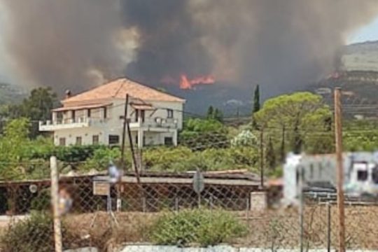 Σε πύρινο κλοιό η χώρα, εκκενώνονται οικισμοί