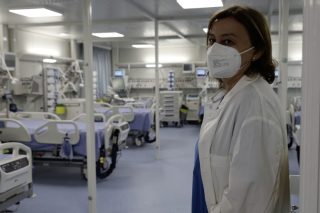 Καλπάζουν τα κρούσματα, πιέζεται αφόρητα το ΕΣΥ