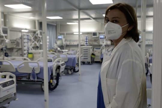 Καλπάζουν τα κρούσματα, πιέζεται αφόρητα το ΕΣΥ
